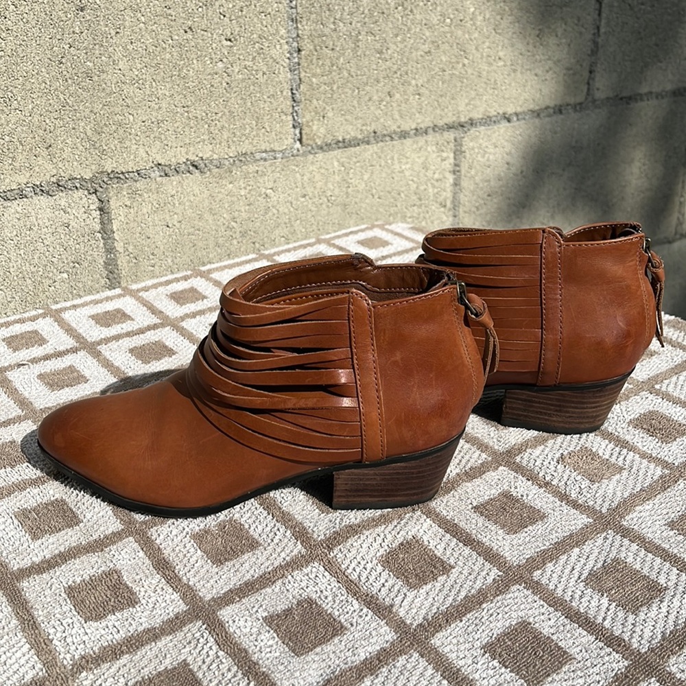 Pre owned women’s boots in very good condition. Color tan with workings zippers.